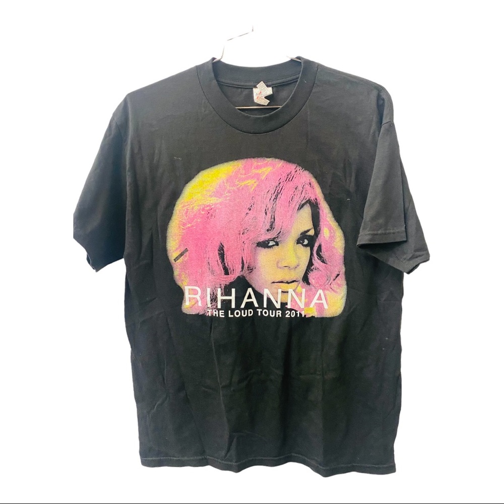 Rihanna 2011 Tour Tee Sz: L / Black.  RARE.